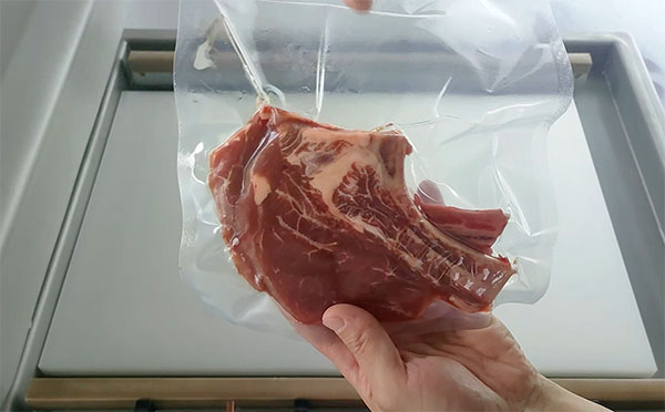 Double chamber vacuum packaging process demonstration